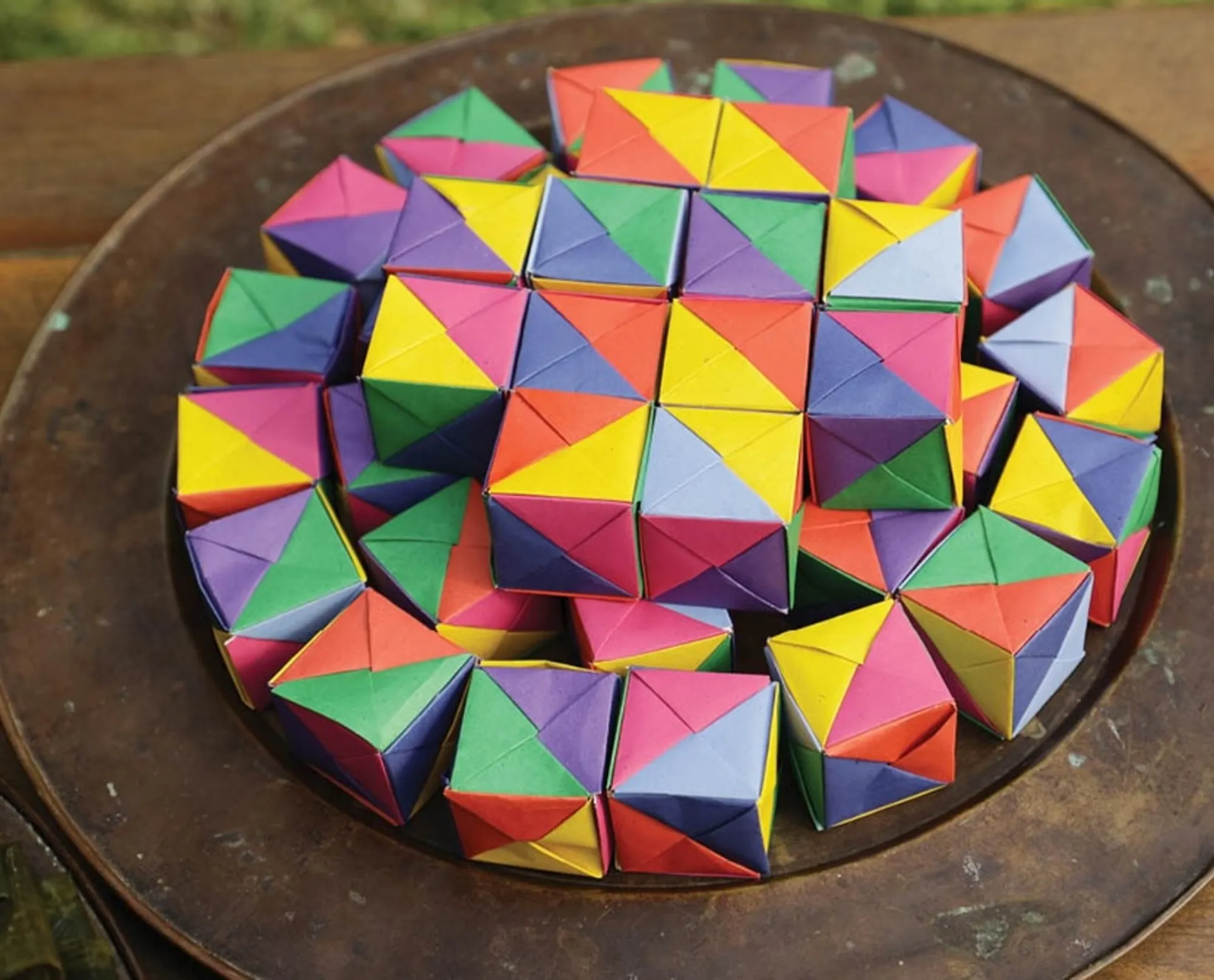 Hộp bánh với giấy gói đa sắc