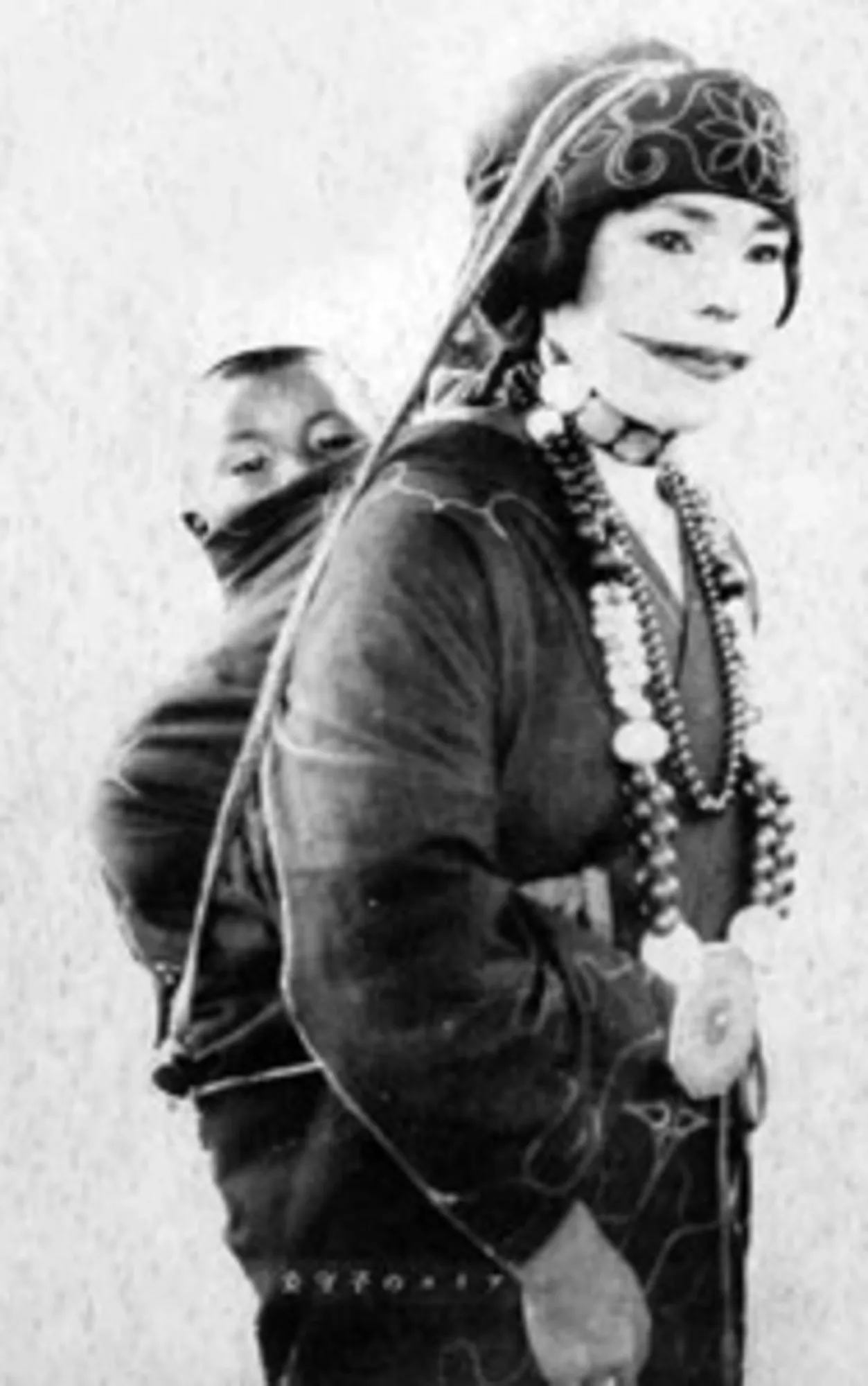 Người phụ nữ Ainu thuộc bộ tộc Chikabumi bế con, khoảng năm 1930