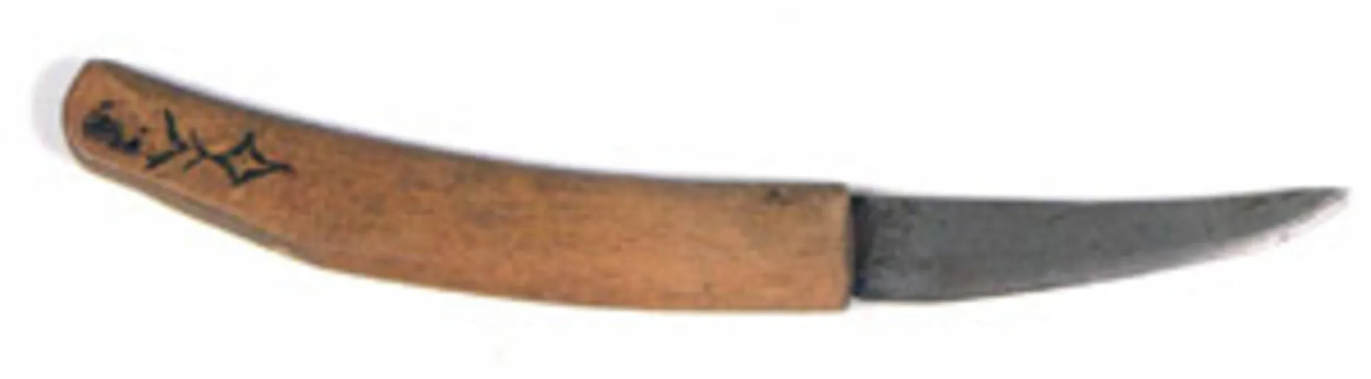 Một con dao xăm hình Ainu hoặc makiri.