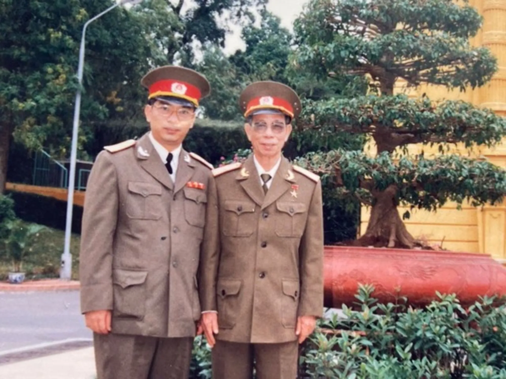 Thượng tướng Nguyễn Chí Vịnh thời còn trẻ và ông Ba Quốc